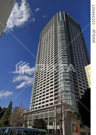 青空とタワーマンション　イメージ 135344427