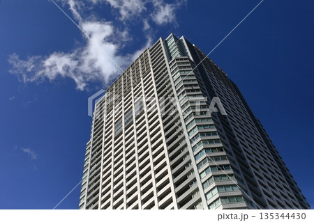 青空とタワーマンション　イメージ 135344430