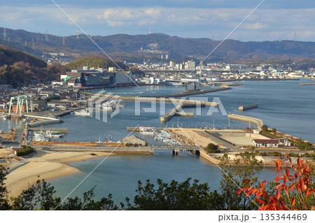 鷲羽山からみた児島の街並みとレース中の競艇場（岡山県倉敷市） 135344469