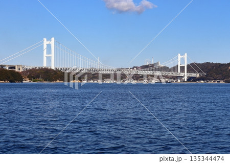 櫃石島沖合から眺めた瀬戸大橋と鷲羽山 135344474