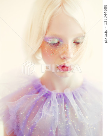 カラフルなメイクをした可愛い女性 135344609