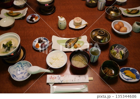 旅館の夕食 135344686