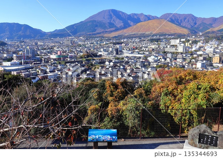 別府湯けむり展望台から眺める秋の町並みと山々 別府湯けむり展望台から眺める秋の町並みと山々 135344693