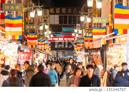《神奈川県》正月で賑わう川崎大師仲見世商店街 《神奈川県》正月で賑わう川崎大師仲見世商店街 135344707