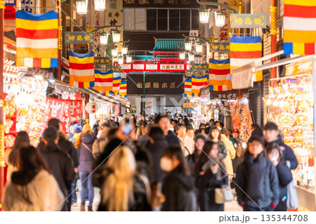 《神奈川県》正月で賑わう川崎大師仲見世商店街 《神奈川県》正月で賑わう川崎大師仲見世商店街 135344708