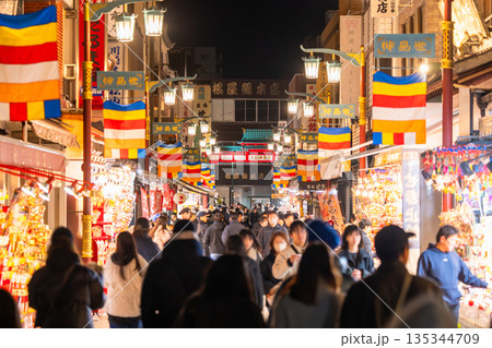 《神奈川県》正月で賑わう川崎大師仲見世商店街 135344709