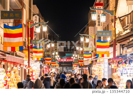 《神奈川県》正月で賑わう川崎大師仲見世商店街 135344710