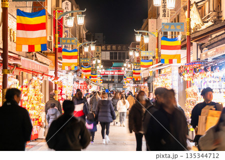 《神奈川県》正月で賑わう川崎大師仲見世商店街 135344712