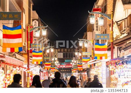 《神奈川県》正月で賑わう川崎大師仲見世商店街 135344713