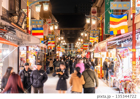 《神奈川県》正月で賑わう川崎大師仲見世商店街 《神奈川県》正月で賑わう川崎大師仲見世商店街 135344722