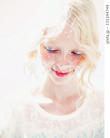 笑う可愛いアルビノ女性 笑う可愛いアルビノ女性 135344749