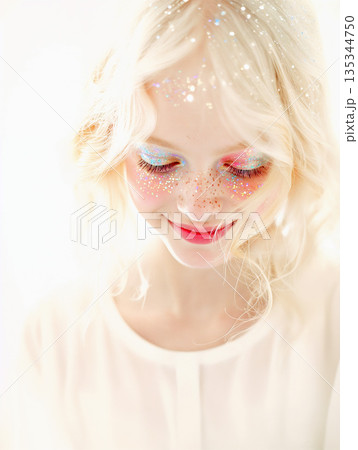 笑う可愛いアルビノ女性 135344750