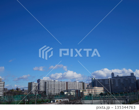 冬の綺麗な青空と名古屋市の住宅街のマンションの風景	 135344763