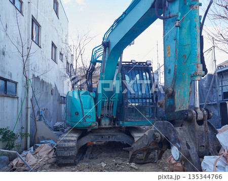 冬の街の住宅街の家を解体する重機とゴミの様子 冬の街の住宅街の家を解体する重機とゴミの様子 135344766