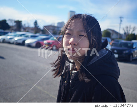 冬の朝のお寺に参拝が終わった女子中学生の楽しい姿 冬の朝のお寺に参拝が終わった女子中学生の楽しい姿 135344772