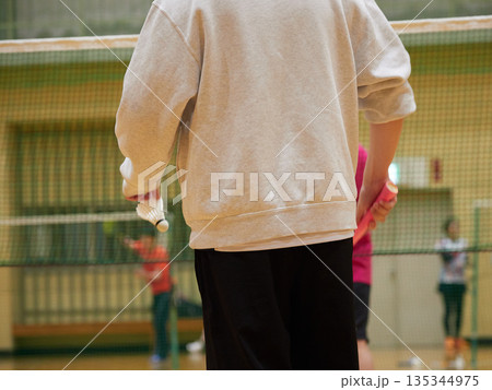 体育館でバドミントンを練習する人々の姿 135344975