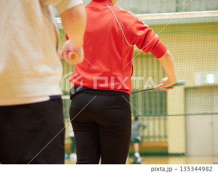 体育館でバドミントンを練習する女性の姿 体育館でバドミントンを練習する女性の姿 135344982