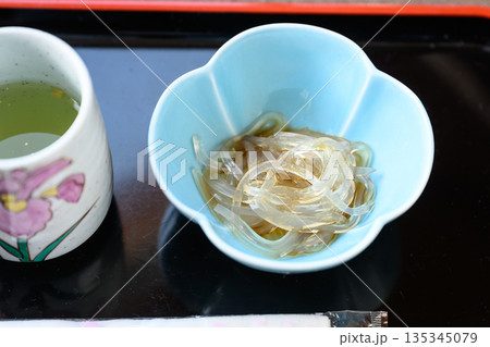 静岡県伊豆名物 三杯酢で食べる透明なところてんと緑茶 静岡県伊豆名物 三杯酢で食べる透明なところてんと緑茶 135345079