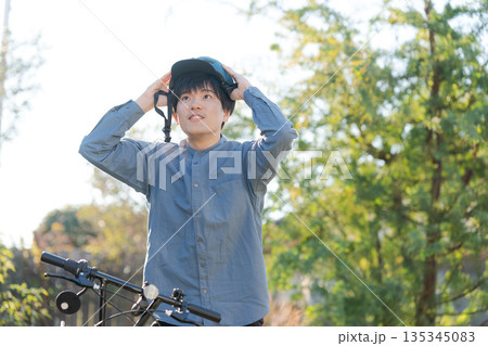 自転車に乗る男性 135345083