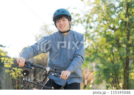 自転車に乗る男性 自転車に乗る男性 135345086
