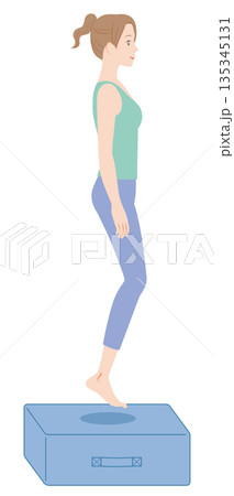 トランポリンクッションを跳ぶ女性 135345131