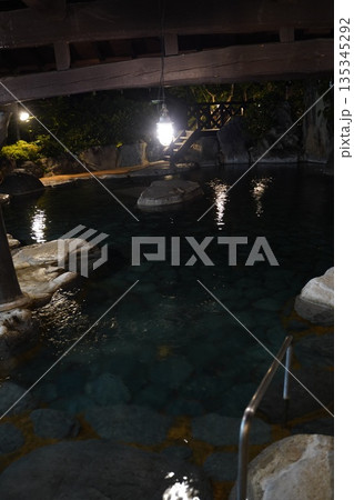 夜の露天風呂 135345292