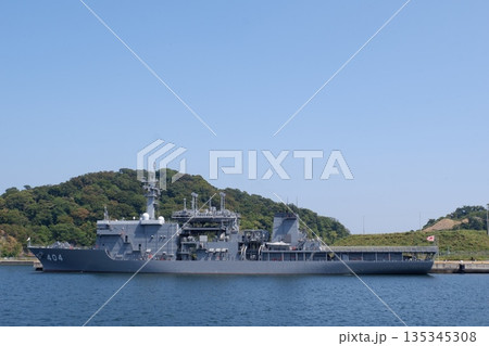 横須賀基地に停泊する潜水艦救難艦ちよだ 横須賀基地に停泊する潜水艦救難艦ちよだ 135345308