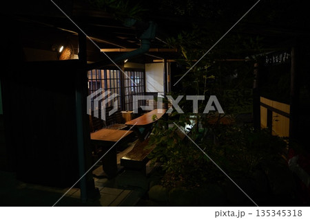夜の温泉旅館 夜の温泉旅館 135345318