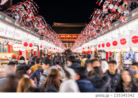 《東京都》正月で賑わう浅草寺仲見世商店街 135345342