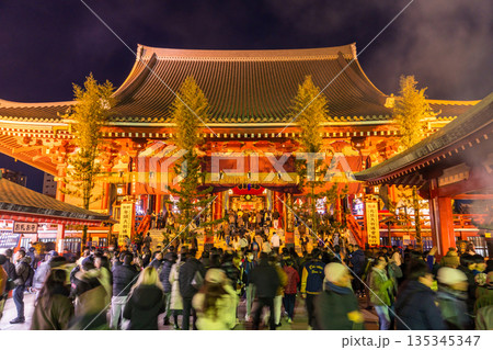 《東京都》正月で賑わう浅草寺 135345347