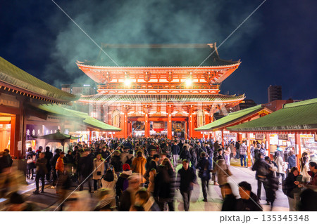 《東京都》正月で賑わう浅草寺 135345348