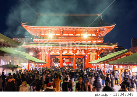 《東京都》正月で賑わう浅草寺 《東京都》正月で賑わう浅草寺 135345349