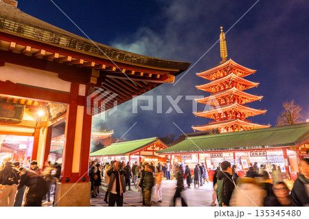 《東京都》正月で賑わう浅草寺 135345480