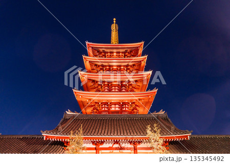 《東京都》正月で賑わう浅草寺 135345492