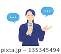 マイクを持つ女性。ニュースやインタビューでコメントする女性アナウンサーのベクターイラスト素材。 135345494