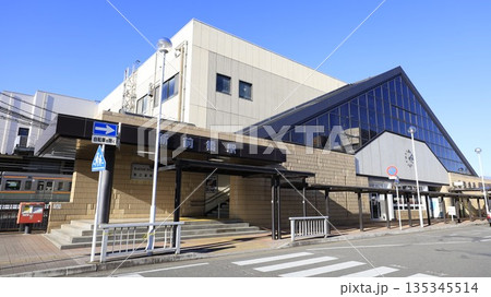 JR両毛線の新前橋駅、東口から見た駅舎 JR両毛線の新前橋駅、東口から見た駅舎 135345514