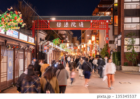 《東京都》夜の浅草・賑わう伝法院通り 《東京都》夜の浅草・賑わう伝法院通り 135345537
