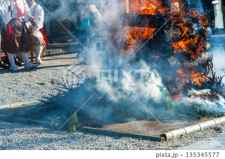 燃え盛る柴燈護摩 135345577