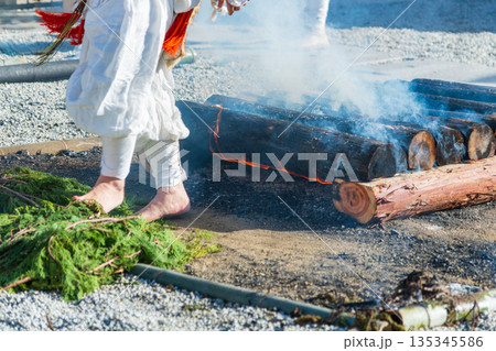 火渡りの行を行う山伏の膝から下の光景 135345586