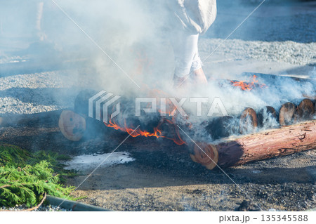 火渡りの行を行う山伏の膝から下の光景 135345588