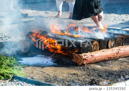 火渡りの行を行う僧の膝から下の光景 135345592