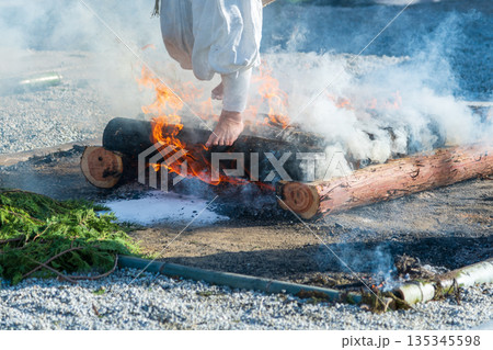 火渡りの行を行う山伏の膝から下の光景 135345598