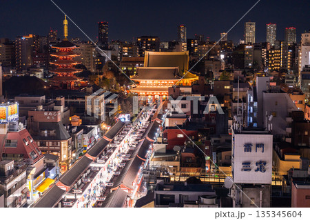 《東京都》夜の浅草・賑わう浅草寺仲見世商店街 135345604