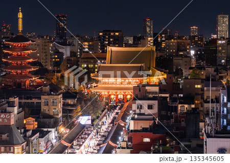 《東京都》夜の浅草・賑わう浅草寺仲見世商店街 135345605