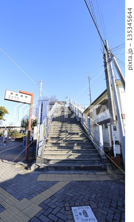 JR両毛線の新前橋駅、西口自由通路に向かう階段 JR両毛線の新前橋駅、西口自由通路に向かう階段 135345644