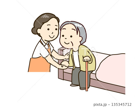 ベッドから立ち上がる高齢者と支える介護士 135345712