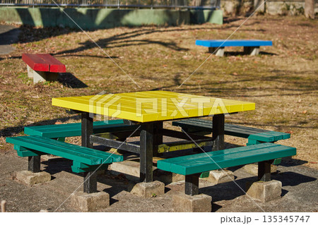 冬の朝の公園の椅子とテーブルの様子 冬の朝の公園の椅子とテーブルの様子 135345747