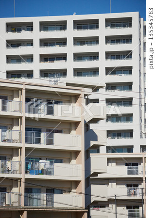 冬の昼の住宅街のマンションの様子 135345783
