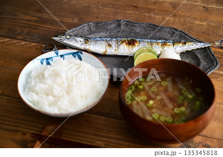 一汁一菜_さんまの塩焼き 一汁一菜_さんまの塩焼き 135345818