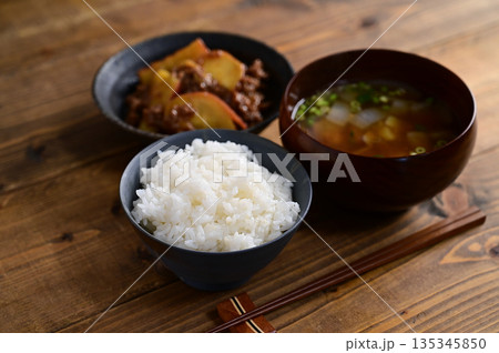 一汁一菜_サツマイモのそぼろ煮 135345850
